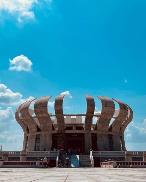 A prominent monument stands in the center of a spacious plaza, showcasing Vietnam's Can Tho Temple's architectural beauty and the compliance of Vietnam Construction Regulations.